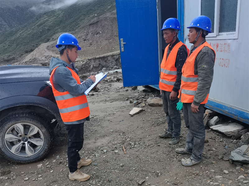 周志誠每日施工前進行班前會，對工人進行安全教育_副本