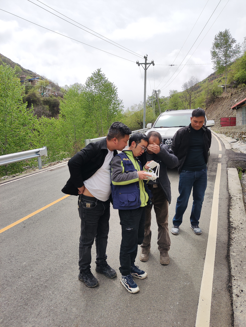 肖繼雄在馬爾康松崗鎮(zhèn)現場巡排查 肖繼雄在馬爾康松崗鎮(zhèn)現場巡排查