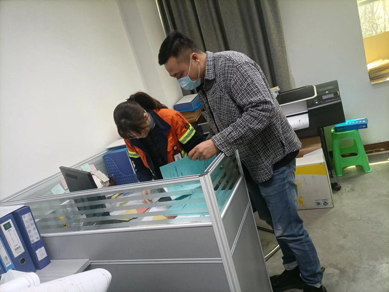 王欣磊在巨龍銅業(yè)做資料交接 王欣磊在巨龍銅業(yè)做資料交接