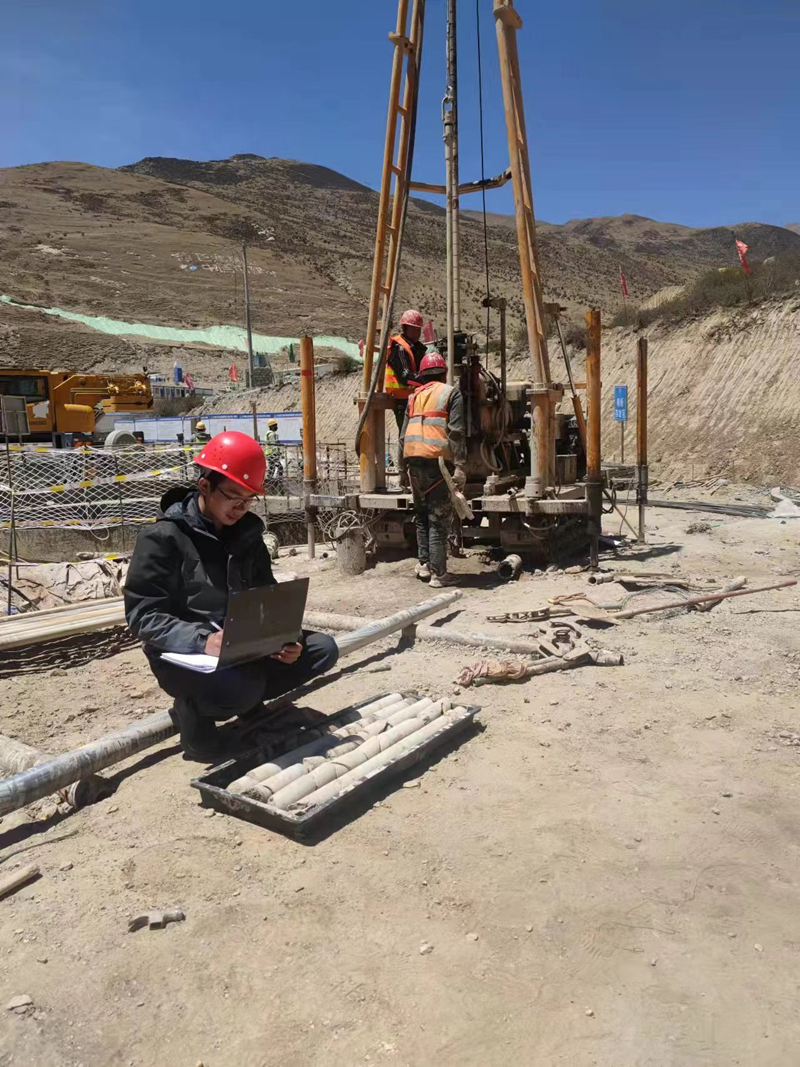 溫彬在巨龍銅業(yè)甲瑪溝編錄工勘巖芯 溫彬在巨龍銅業(yè)甲瑪溝編錄工勘巖芯