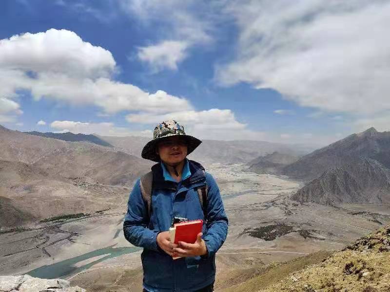 唐旭輝在地質填圖現場 唐旭輝在地質填圖現場