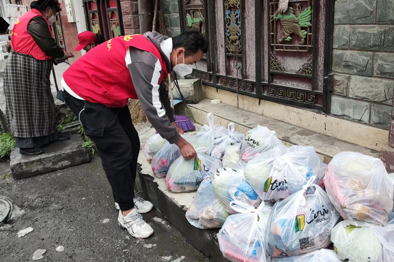 初春宇為小區(qū)居民發(fā)放菜包2_副本 初春宇為小區(qū)居民發(fā)放菜包2_副本