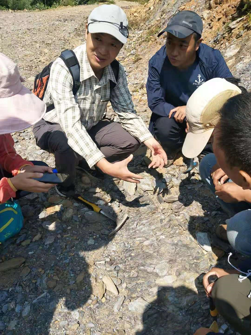 王登紅研究員現(xiàn)場(chǎng)指導(dǎo) 王登紅研究員現(xiàn)場(chǎng)指導(dǎo)