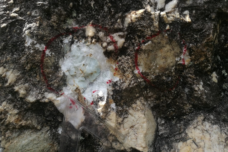 含鈹綠柱石九龍 含鈹綠柱石九龍